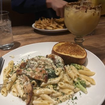 Cheddar's Scratch Kitchen - Chicken Alfredo and painkiller - Comfort Food Near Me - Fredericksburg, Virginia Cheddar's Scratch Kitchen - Chicken Alfredo and painkiller - Comfort Food Near Me - Fredericksburg, Virginia
