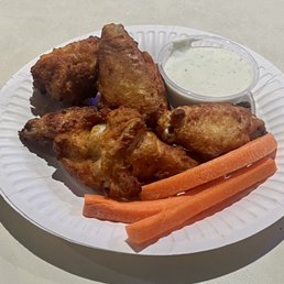 Spicy half order (6) wings with carrots and ranch Spicy half order (6) wings with carrots and ranch