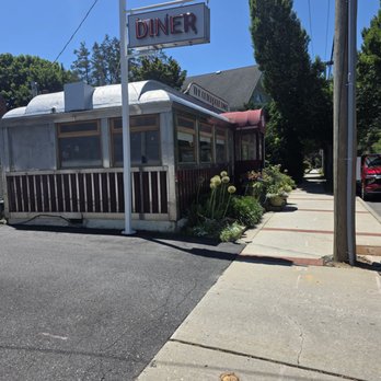 The Cutchogue Diner - View looking west. - Diners Near Me - Cutchogue, New York The Cutchogue Diner - View looking west. - Diners Near Me - Cutchogue, New York