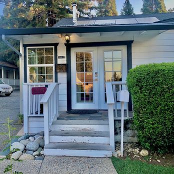 Sierra Mountain Inn - Front Desk of Sierra Mountain Inn - Hotels Near Me - Grass Valley, California Sierra Mountain Inn - Front Desk of Sierra Mountain Inn - Hotels Near Me - Grass Valley, California