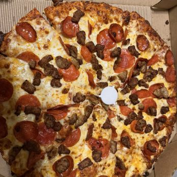 Round Table Pizza - Pepperoni/ sausage pizza - Pizza Near Me - La Cañada Flintridge, California