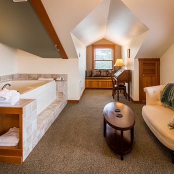 The Heron Inn & Day Spa - Heron Master Suite two person jetted tub - Day Spas Near Me - La Conner, Washington The Heron Inn & Day Spa - Heron Master Suite two person jetted tub - Day Spas Near Me - La Conner, Washington