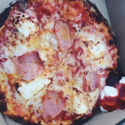 City and Country Farmers Market - Delicious ham and halloumi pizza!