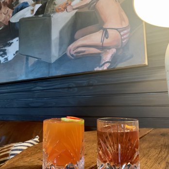 Barn8 - Cocktails in the bar lounge - New American Near Me - Goshen, Kentucky
