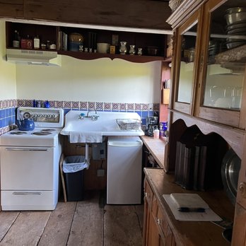 South Dominion Vineyard - Small kitchen inside cabin - Wine Tasting Room Near Me - Cambridge, New York South Dominion Vineyard - Small kitchen inside cabin - Wine Tasting Room Near Me - Cambridge, New York