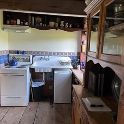 South Dominion Vineyard - Small kitchen inside cabin