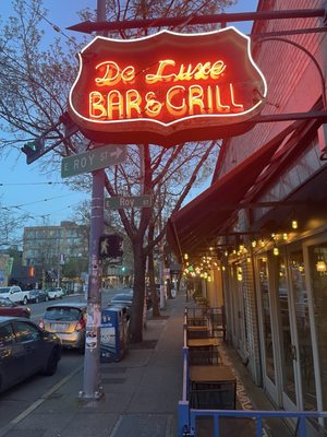 Deluxe Bar & Grill by null