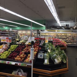 Nijiya Market - They took out the old central workspace in the vegetable department. Now it looks so muck better.