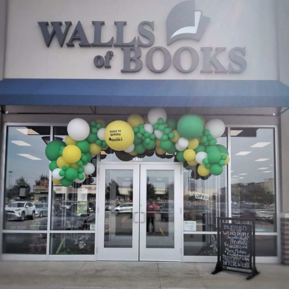 WALLS OF BOOKS Updated October 2024 7783 W Ridgewood Dr, Parma