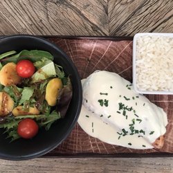 Le Bouche à Oreille - Chicken breast with rice, Maroilles cheese sauce, and a salad.