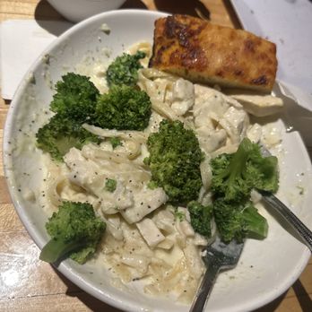 Hideaway House - Chicken broccoli Alfredo.. did only come with two pieces of broccoli lol but after requesting more they brought it right out! Delicious - Pizza Near Me - Sedona, Arizona Hideaway House - Chicken broccoli Alfredo.. did only come with two pieces of broccoli lol but after requesting more they brought it right out! Delicious - Pizza Near Me - Sedona, Arizona