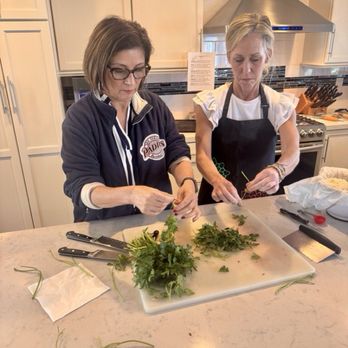 Eatsies - Chopping parsley - Cooking Schools Near Me Eatsies - Chopping parsley - Cooking Schools Near Me