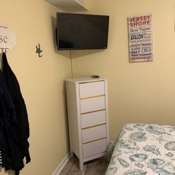 Ocean Towers - Small drawers in primary bedroom