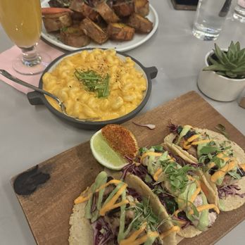 The Surfing Fox - Fish tacos, mac and cheese, and steak - New American Near Me - Santa Monica, California The Surfing Fox - Fish tacos, mac and cheese, and steak - New American Near Me - Santa Monica, California