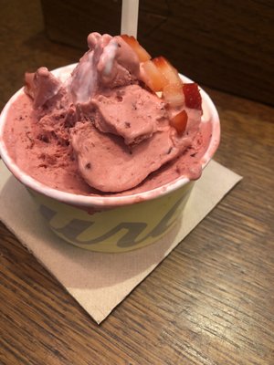 Foto de Mistura Ice Cream - Madrid, M, ES. Half frutas rojas and half yogurt topped with fresh strawberries. Excellent!