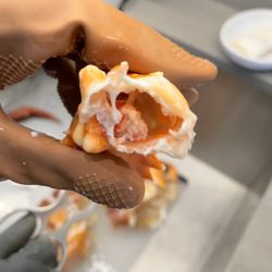 Lucky Seafood - Meat so small it's half the size of the leg