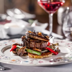 Die Schmiede - Rinderfilet "Rossini" Trüffelsoße, Gänseleber, Marktgemüse, Kartoffeln