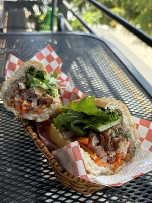 Le’s Banh Mi by null