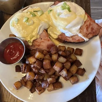 Liberty Tavern - eggs benedict - American Near Me - Quincy, Massachusetts Liberty Tavern - eggs benedict - American Near Me - Quincy, Massachusetts