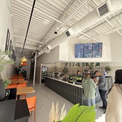 Inti Poke - Full dining area