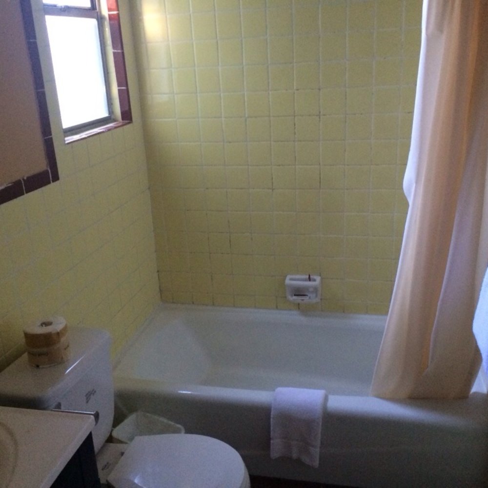 Esquire Inn - Bathroom - Hotels Near Me - Beeville, Texas Esquire Inn - Bathroom - Hotels Near Me - Beeville, Texas