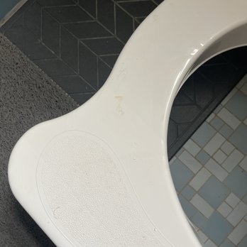Amanda Cleaning Services - Stool uncleaned - Home Cleaning Near Me