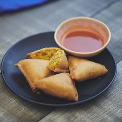 Flavours Indian Cuisine - Pack of four medium vegetarian Samosa with dipping sauce