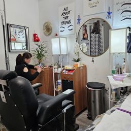 Rupas eyebrow threading room