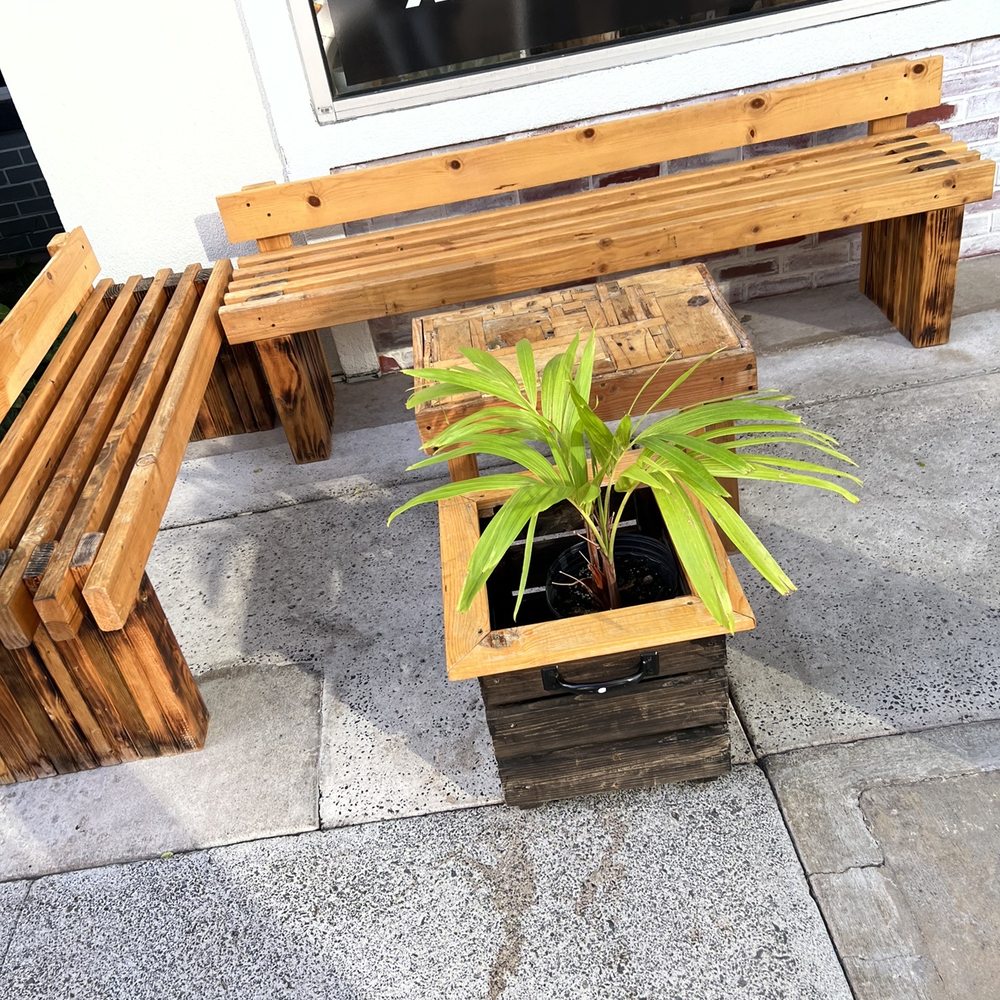 Ali’i Coffee - Out door seating area - Coffee & Tea Near Me - Honolulu, Hawaii
