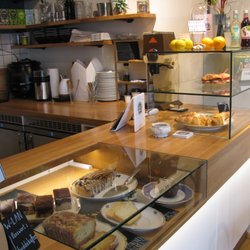 Budde Kaffee - Die Kuchentheke dort.