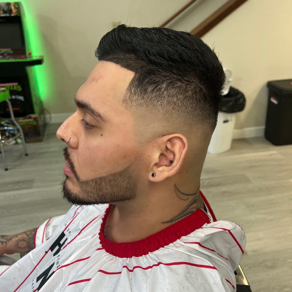 The presidential consist of hot towel treatment , razor shave haircut and aftershave The presidential consist of hot towel treatment , razor shave haircut and aftershave