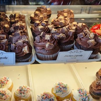 Omonia Cafe - Snickers cupcakes in 2 sizes - Bakeries Near Me - Astoria, New York Omonia Cafe - Snickers cupcakes in 2 sizes - Bakeries Near Me - Astoria, New York