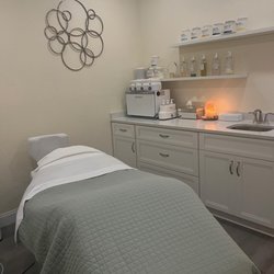 Glo Skin - Facial treatment room for customized facials, chemical peels, dermaplaning, hydradermabrasion, LED light therapy and more.