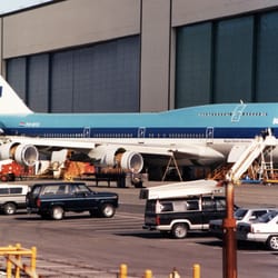 Boeing Werk - Ein Jumbo Boeing 747 der KLM vor der Halle