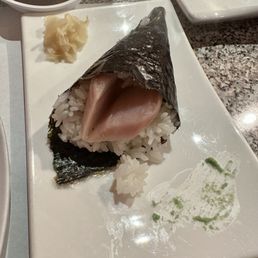 Hamachi Hand Roll (Wasabi was there too). 7/10 Hamachi Hand Roll (Wasabi was there too). 7/10