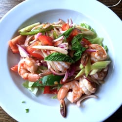 The Greyhound Inn - Thai prawn salad