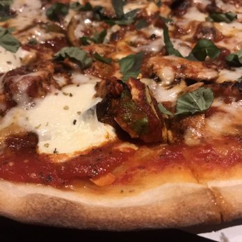 Calda Pizzeria & Restaurant - Diva olo Al Pollo Pizza - Italian Near Me - Levittown, New York