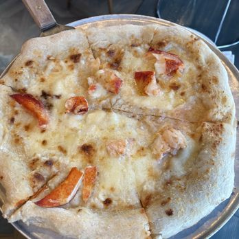 CREW Ogunquit - Lobster pizza - Seafood Near Me - Ogunquit, Maine