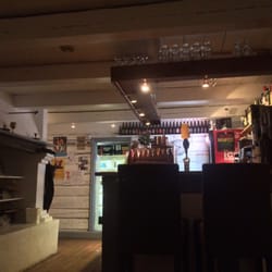 Café Det Lindvedske Hus - Godt utvalg av IPA og te/kaffe/kakao. De har også salater og kaker. Uformell stemning.