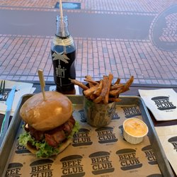 Beef Club - Clubs Bacon BBQ  mi5 Süßkartoffel Fritten und Chili Limetten Mayo