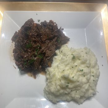 The Notorious Chef - Braised short rib and mashed potatoes - Personal Chefs Near Me The Notorious Chef - Braised short rib and mashed potatoes - Personal Chefs Near Me