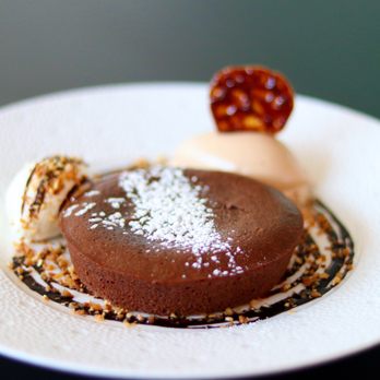 Maison Blanche - Dessert - Fondant "Maison Blanche" au chocolat "Araguani", recette secrète de Paul, notre Chef Pâtissier - French Near Me - Paris, 75 Maison Blanche - Dessert - Fondant "Maison Blanche" au chocolat "Araguani", recette secrète de Paul, notre Chef Pâtissier - French Near Me - Paris, 75