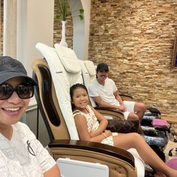 They accommodate to squeeze us in. During the wait, we picked out color & enjoyed a cold complementary beverage. Worth the wait. They accommodate to squeeze us in. During the wait, we picked out color & enjoyed a cold complementary beverage. Worth the wait.