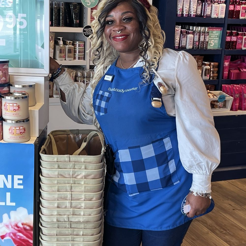 Bath & Body Works - Shaneka the person who assisted me the most - Cosmetics & Beauty Supply Near Me - Richmond, Texas