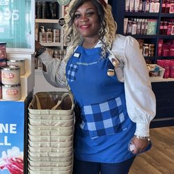 Bath & Body Works - Shaneka the person who assisted me the most