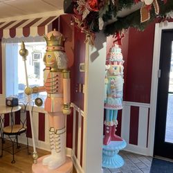 Mrs Claus Sweet Shoppe - The Christmas Place - Sweet guards