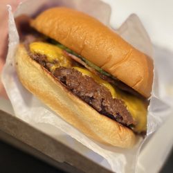 Shake Shack 6201 Hollywood - Hollywood & Gower - Avocado Bacon Burger