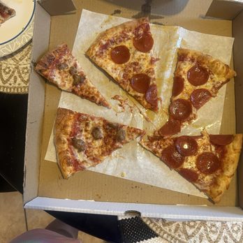 Charlie D's - Supposed to be 8 slices of pizza. Nope - Pizza Near Me - Houston, Texas