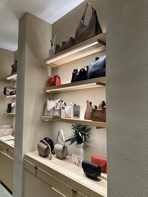 Cuyana by null
