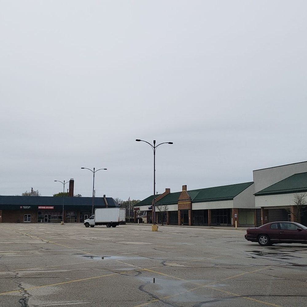 Castillos Restaurant - Park anywhere you want. - American Near Me - Cudahy, Wisconsin